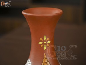 Lọ hoa gốm đất đỏ dáng phễu họa tiết thổ cẩm, cao 25cm