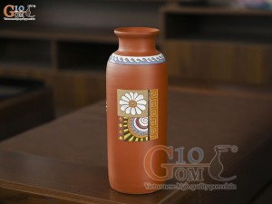 Lọ hoa gốm đất đỏ dáng phích họa tiết thổ cẩm, cao 31cm Lọ hoa gốm đất đỏ dáng phích họa tiết thổ cẩm, cao 31cm