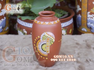 Lọ hoa gốm đất đỏ dáng xoài khắc viền, cao 31cm