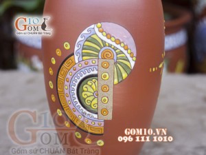 Lọ hoa gốm đất đỏ dáng xoài khắc viền, cao 31cm