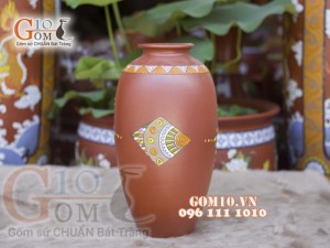 Lọ hoa gốm đất đỏ dáng xoài khắc viền, cao 31cm