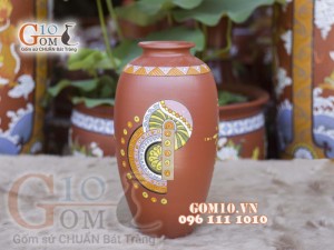 Lọ hoa gốm đất đỏ dáng xoài khắc viền, cao 31cm Lọ hoa gốm đất đỏ dáng xoài khắc viền, cao 31cm