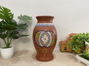 Lọ hoa gốm đất đỏ dáng thon khắc hoa thổ cẩm, cao 30cm