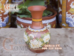 Lọ hoa gốm đất đỏ dáng tỏi cao khắc hoa cúc, cao 43cm