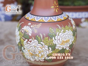 Lọ hoa gốm đất đỏ dáng tỏi cao khắc hoa cúc, cao 43cm