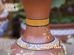 Lọ hoa gốm đất đỏ dáng tỏi cao khắc hoa cúc, cao 43cm