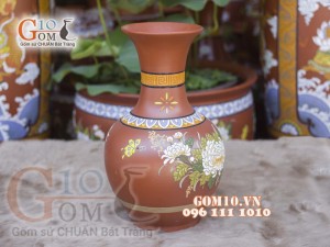 Lọ hoa gốm đất đỏ dáng tỏi cao khắc hoa cúc, cao 43cm