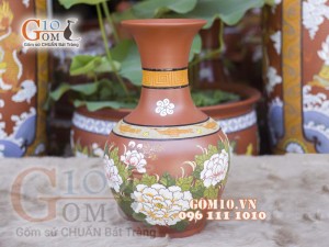 Lọ hoa gốm đất đỏ dáng tỏi cao khắc hoa mẫu đơn, cao 43cm Lọ hoa gốm đất đỏ dáng tỏi cao khắc hoa mẫu đơn, cao 43cm