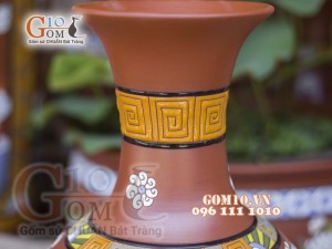 Lọ hoa gốm đất đỏ dáng tỏi cổ khắc hoa, cao 43cm