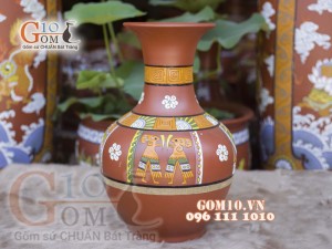 Lọ hoa gốm đất đỏ dáng tỏi cổ khắc viền, cao 48cm Lọ hoa gốm đất đỏ dáng tỏi cổ khắc viền, cao 48cm