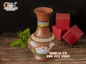 Lọ hoa dáng tỏi gốm đất đỏ khắc hoa sen, cao 38cm