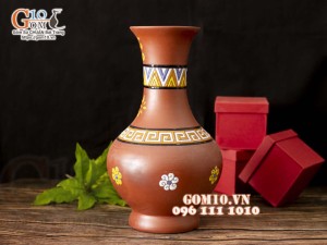 Lọ hoa dáng tỏi gốm đất đỏ khắc hoa sen, cao 38cm