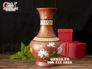 Lọ hoa dáng tỏi gốm đất đỏ khắc hoa sen, cao 38cm