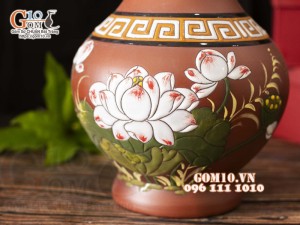 Lọ hoa dáng tỏi gốm đất đỏ khắc hoa sen, cao 38cm