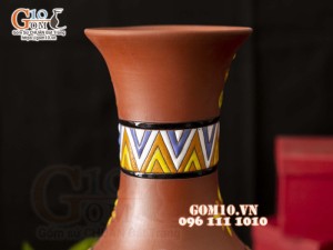 Lọ hoa dáng tỏi gốm đất đỏ khắc hoa sen, cao 38cm