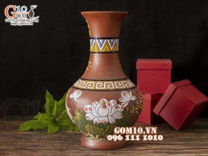 Lọ hoa dáng tỏi gốm đất đỏ khắc hoa sen, cao 38cm Lọ hoa dáng tỏi gốm đất đỏ khắc hoa sen, cao 38cm