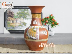 Lọ hoa gốm đất đỏ dáng tỏi khắc hoạ tiết cổ, cao 38cm
