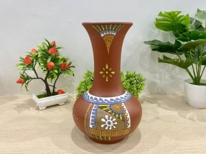 Lọ hoa gốm đất đỏ dáng tỏi loe khắc thổ cẩm, cao 29cm