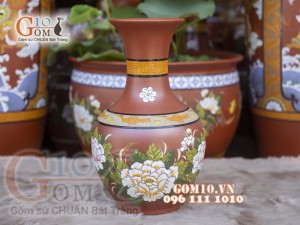 Lọ hoa gốm đất đỏ dáng tỏi nhỡ khắc hoa, cao 44cm Lọ hoa gốm đất đỏ dáng tỏi nhỡ khắc hoa, cao 44cm