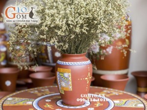 Lọ hoa gốm đất đỏ dáng vò cao, khắc viền 27cm