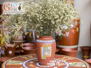 Lọ hoa gốm đất đỏ dáng vò cao, khắc viền 27cm