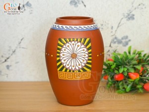 Lọ hoa gốm đất đỏ dáng vò khắc hoa,cao 24cm