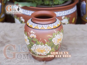Lọ hoa gốm đất đỏ dáng vò thấp khắc hoa, cao 29cm