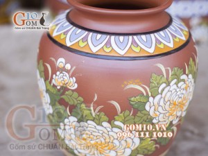 Lọ hoa gốm đất đỏ dáng vò thấp khắc hoa, cao 29cm