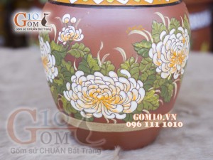 Lọ hoa gốm đất đỏ dáng vò thấp khắc hoa, cao 29cm