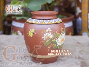 Lọ hoa gốm đất đỏ dáng vò thấp khắc hoa, cao 29cm