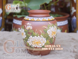 Lọ hoa gốm đất đỏ dáng vò thấp khắc hoa, cao 29cm