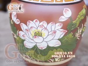 Lọ hoa gốm đất đỏ dáng vò thấp khắc hoa sen, cao 29cm