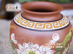 Lọ hoa gốm đất đỏ dáng vò thấp khắc hoa sen, cao 29cm