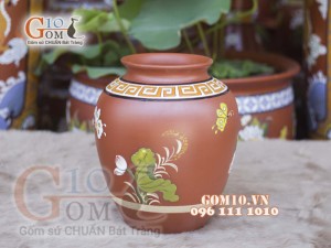 Lọ hoa gốm đất đỏ dáng vò thấp khắc hoa sen, cao 29cm
