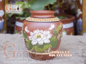Lọ hoa gốm đất đỏ dáng vò thấp khắc hoa sen, cao 29cm