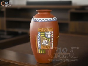 Lọ hoa gốm đất đỏ dáng xoài họa tiết thổ cẩm, cao 30cm