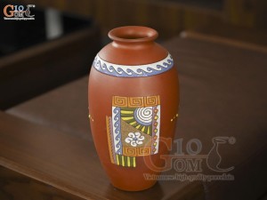 Lọ hoa gốm đất đỏ dáng xoài họa tiết thổ cẩm, cao 30cm Lọ hoa gốm đất đỏ dáng xoài họa tiết thổ cẩm, cao 30cm