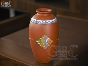 Lọ hoa gốm đất đỏ dáng xoài họa tiết thổ cẩm, cao 30cm