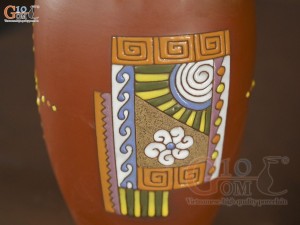 Lọ hoa gốm đất đỏ dáng xoài họa tiết thổ cẩm, cao 30cm