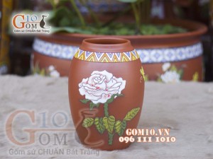 Lọ hoa gốm đất đỏ khắc hoa, cao 23cm