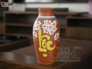 Lọ hoa gốm đất đỏ khắc hoa đào chữ LỘC, cao 32cm Lọ hoa gốm đất đỏ khắc hoa đào chữ LỘC, cao 32cm