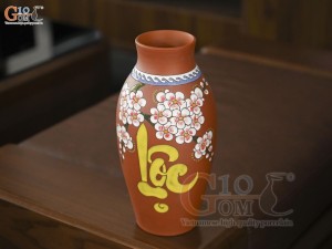 Lọ hoa gốm đất đỏ khắc hoa đào chữ LỘC, cao 32cm Lọ hoa gốm đất đỏ khắc hoa đào chữ LỘC, cao 32cm