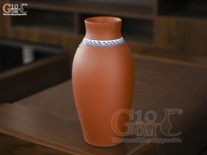 Lọ hoa gốm đất đỏ khắc hoa đào chữ LỘC, cao 32cm Lọ hoa gốm đất đỏ khắc hoa đào chữ LỘC, cao 32cm