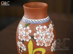 Lọ hoa gốm đất đỏ khắc hoa đào chữ LỘC, cao 32cm Lọ hoa gốm đất đỏ khắc hoa đào chữ LỘC, cao 32cm