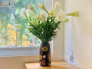 Lọ hoa gốm nâu dáng chuông bé vẽ hoa, cao 30cm