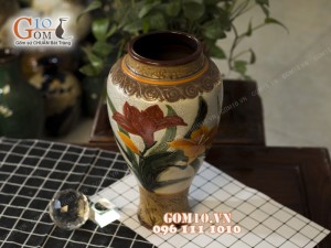 Lọ hoa men cổ dáng chân eo khắc hoa ly, viền vàng 39cm (HẾT HÀNG)