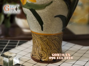 Lọ hoa men cổ dáng chân eo khắc hoa ly, viền vàng 39cm (HẾT HÀNG)