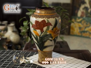 Lọ hoa men cổ dáng chân eo khắc hoa ly, viền vàng 39cm (HẾT HÀNG)