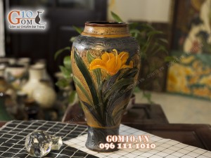 Lọ hoa men cổ dáng chân eo khắc hoa, viền vàng 39cm