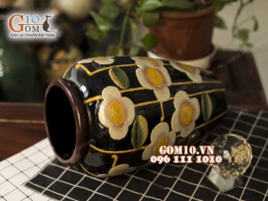 Lọ hoa men cổ dáng vò khắc hoa, chỉ vàng 29cm